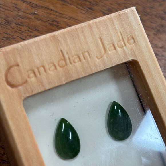 Canadian Jade Pierced Earrings in wooden presentation Box NWOT - Picture 4 of 6